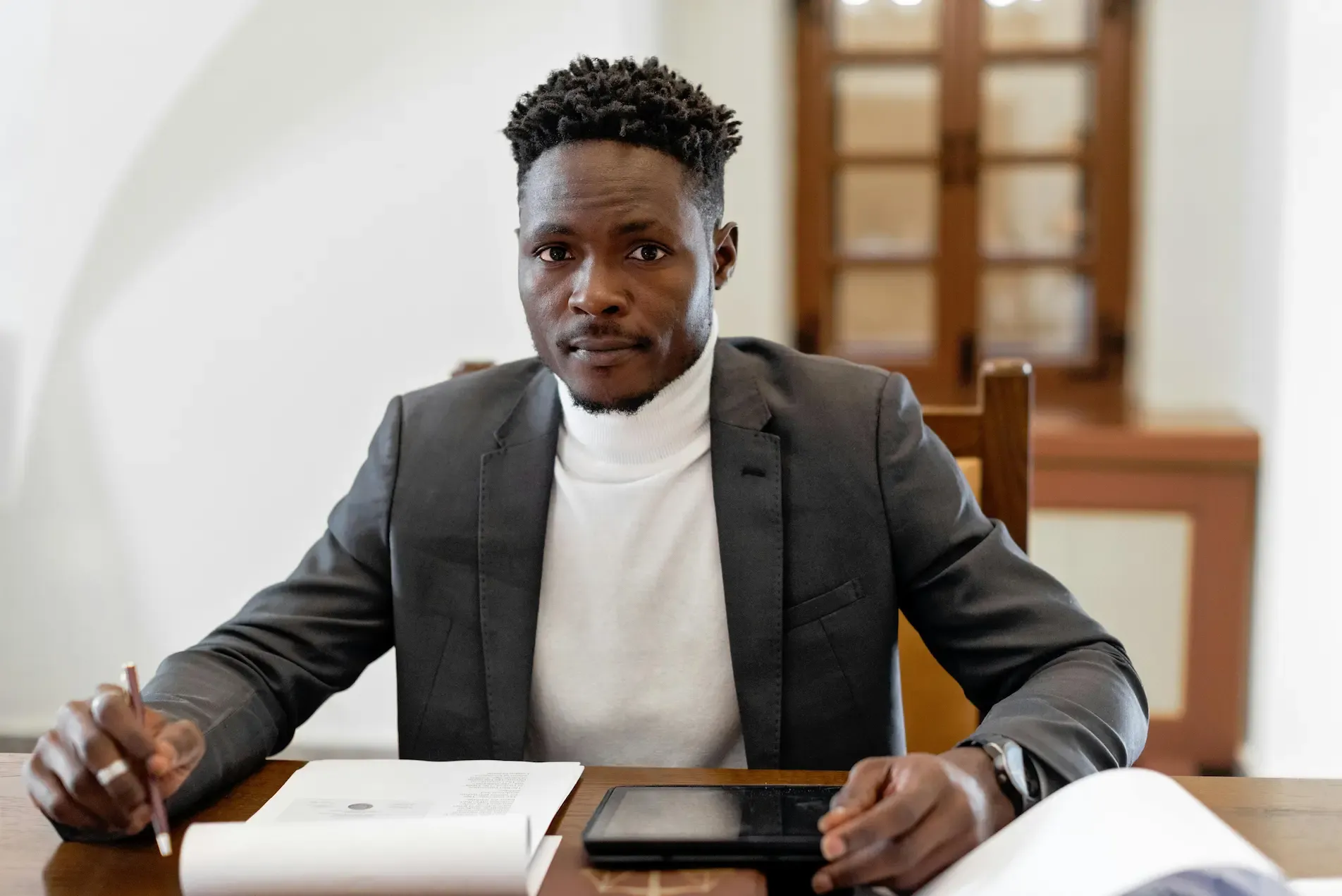 Portrait du Chef de Projet, échangeant autour d’une table de travail