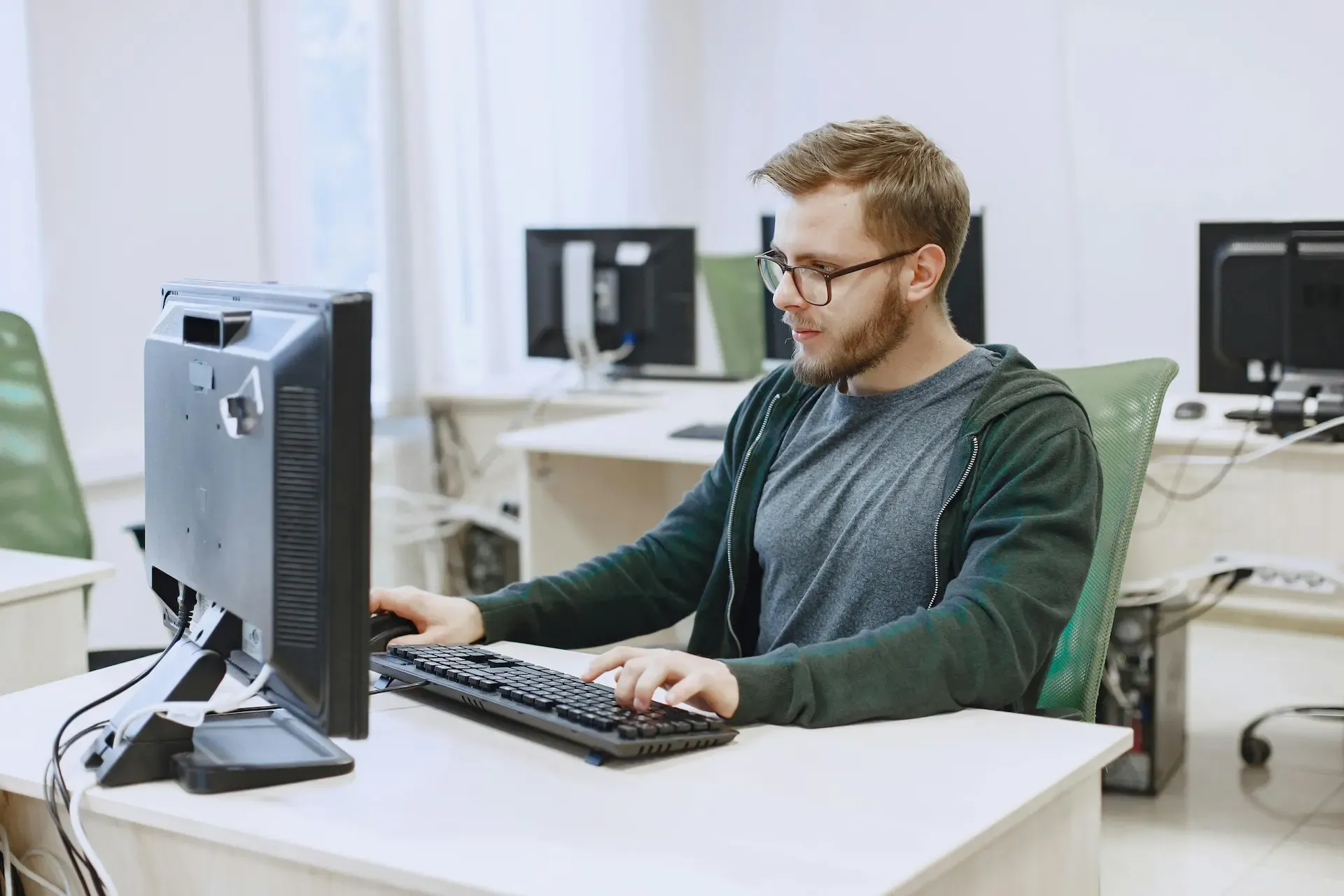 Portrait du Consultant Technique, en train de coder sur un PC